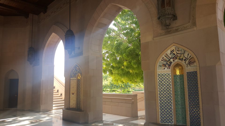 Un raggio di sole filtra nell'arco moresco della Grande Moschea di Muscat