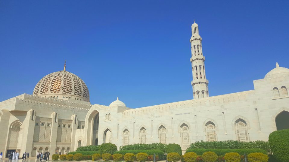 Bianco e oro brillano al sole che si posa sulla Grande Moschea di Muscat