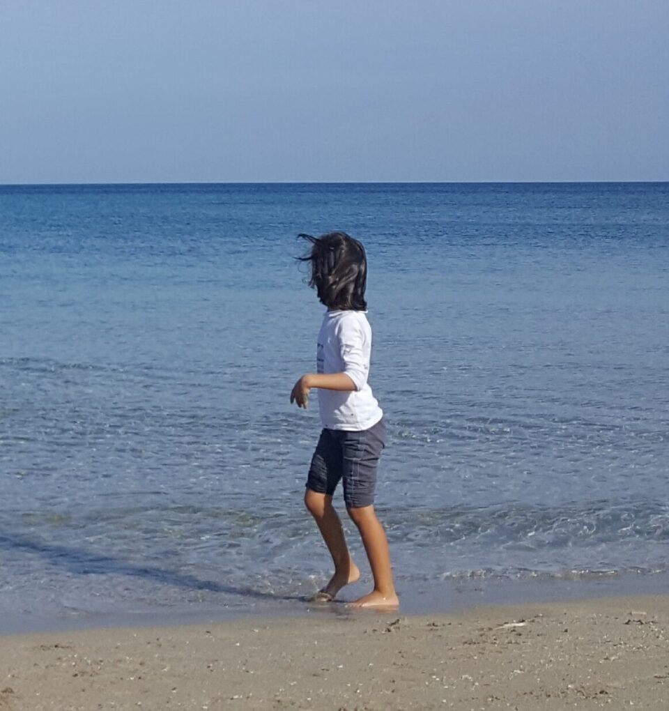 Spiaggia della marina di Ostuni in autunno, per la gioia dei bambini bimba in spiaggia