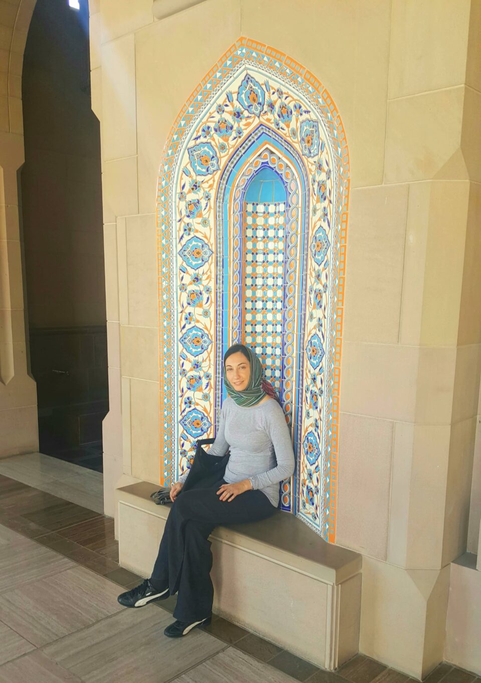 Sciarpa sul capo e t-shirt a maniche lunghe per entrare in Moschea Sciarpa sul capo e t-shirt a maniche lunghe per entrare in Moschea