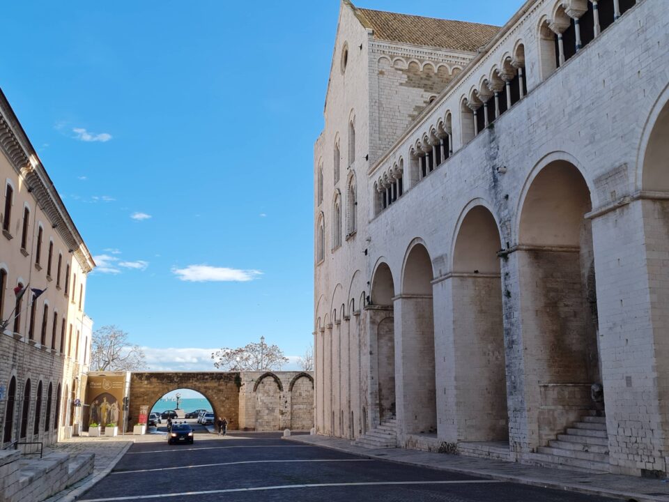 La fiancata della maestosa Basilica di San Nicola di Bari che si affaccia sul mare