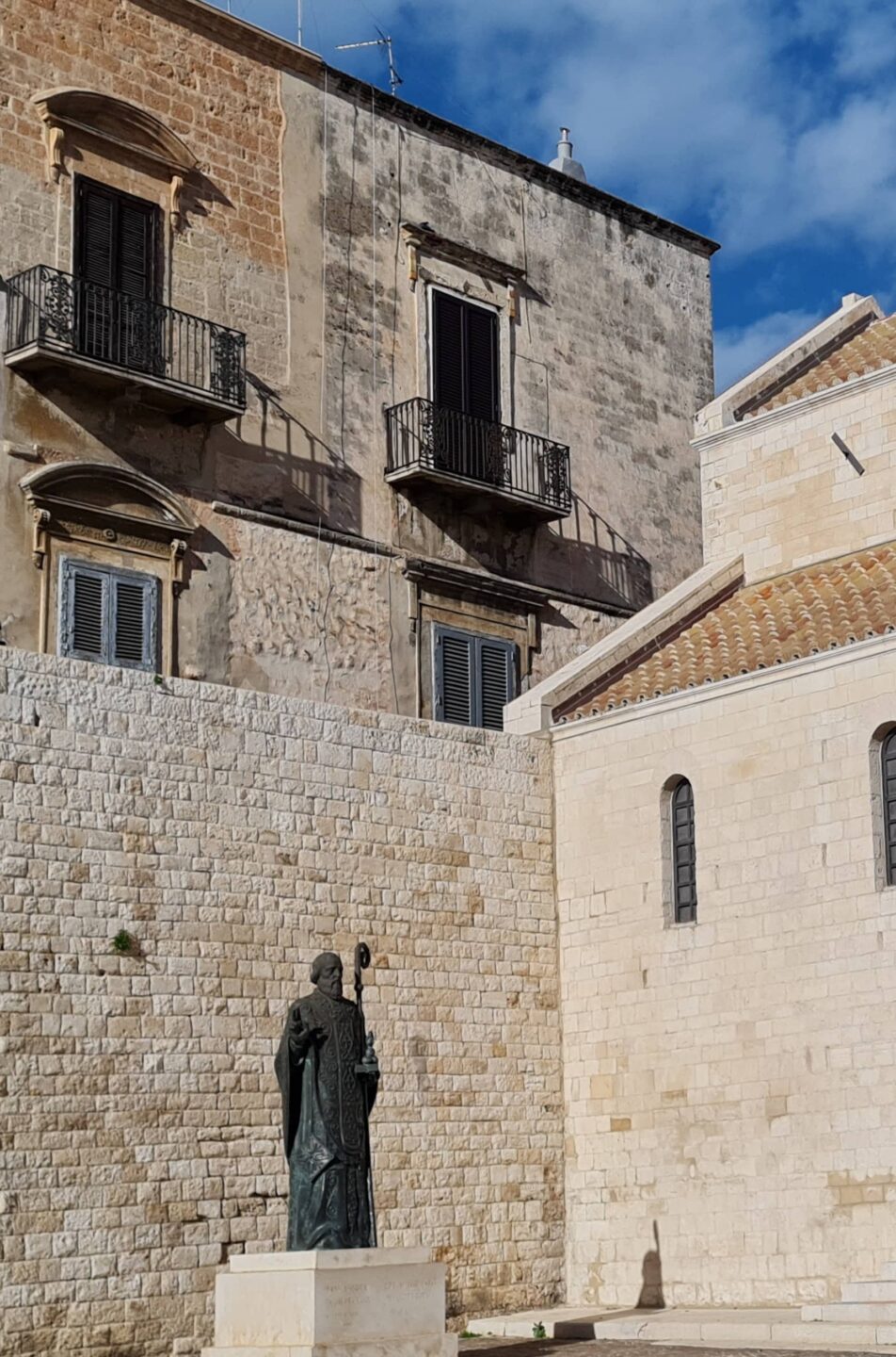 Barba bianca, abito rosso (da vescovo) e tanti racconti sulla sua generosità: questo è San Nicola, alias Santa Claus!