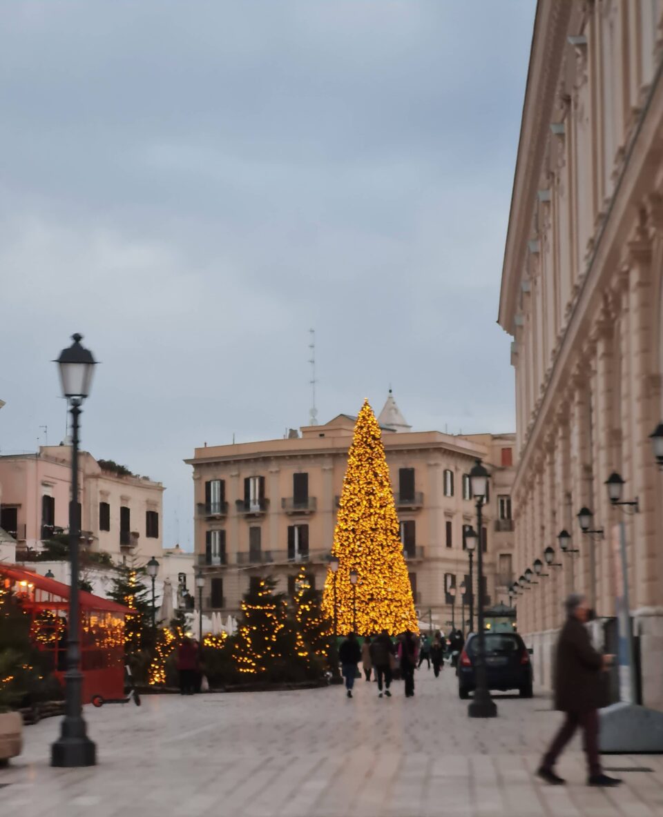Piazza Mercantile è protagonista degli addobbi della città nel periodo natalizio