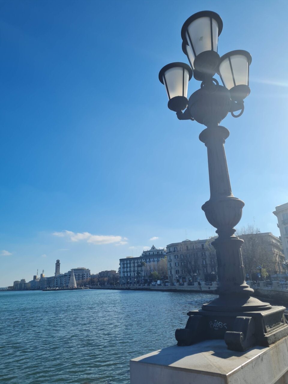 Il caratteristico lampione sul lungomare di Bari (sullo sfondo, la torre del Palazzo della Provincia)