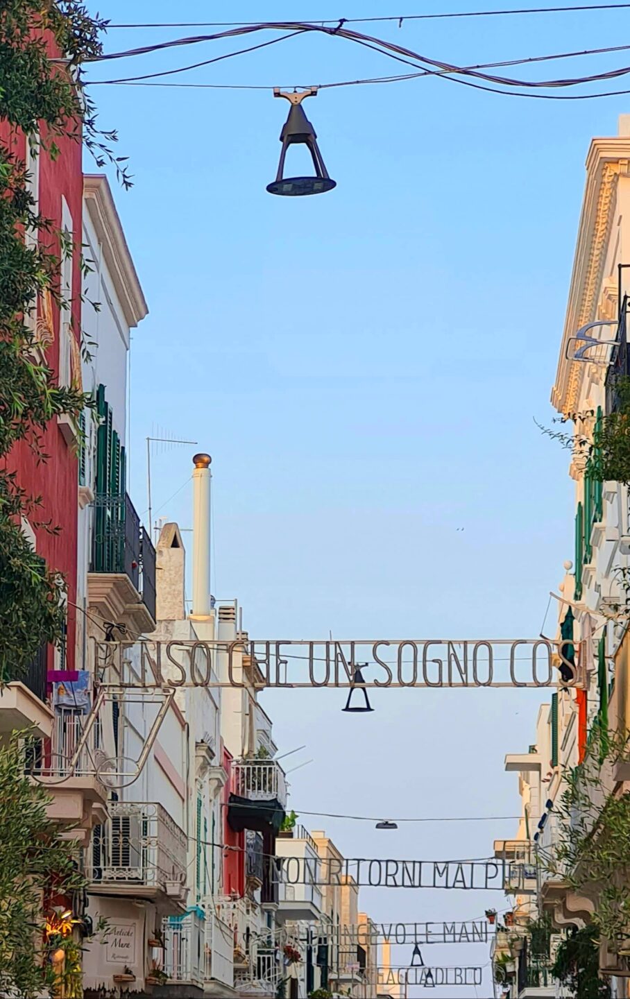 Le parole della canzone di Domenico Modugno sembrano scritte nel cielo sopra Via Roma