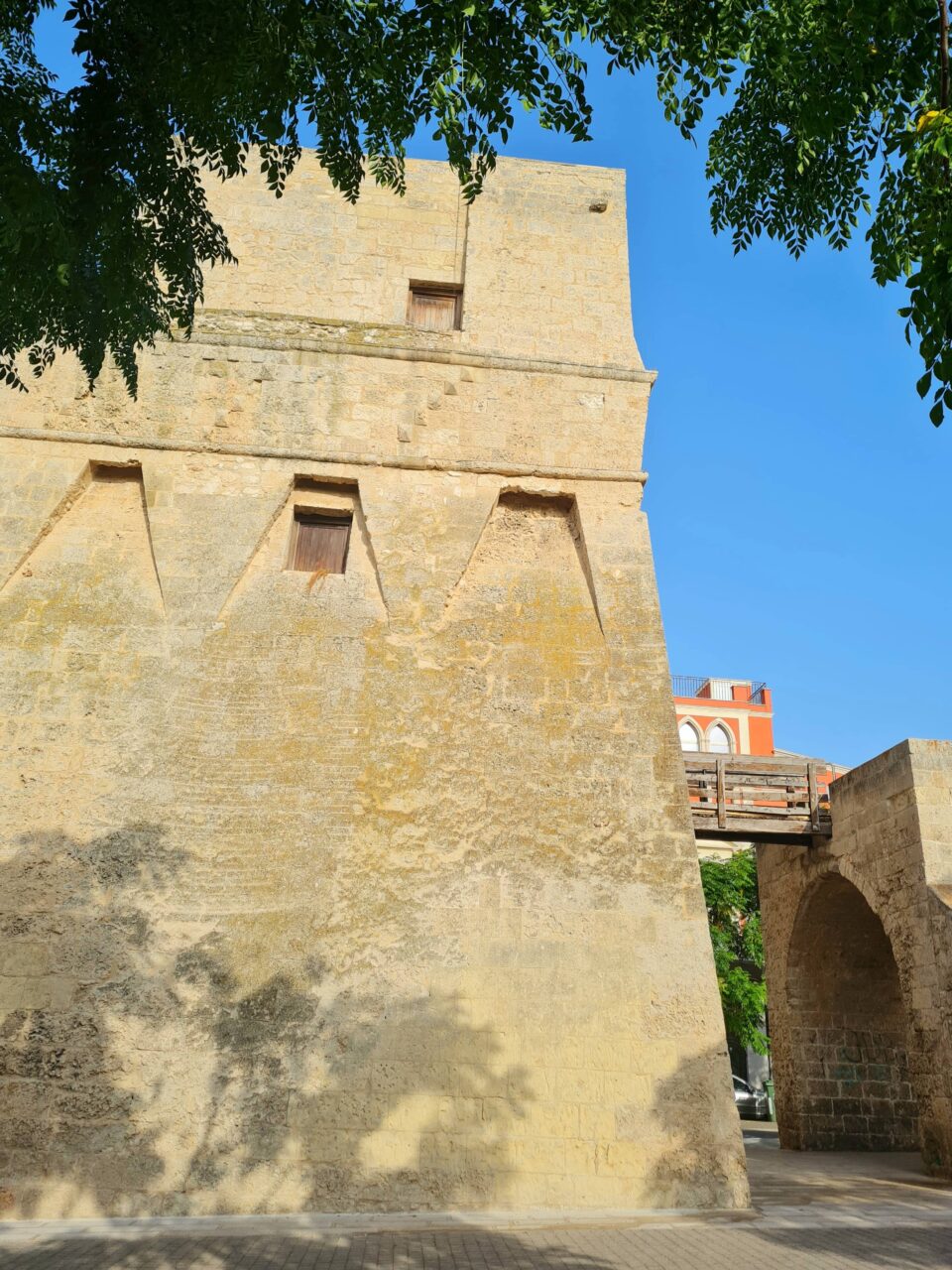 La storica Torre pelosa, che proteggeva la costa da pirati e predoni