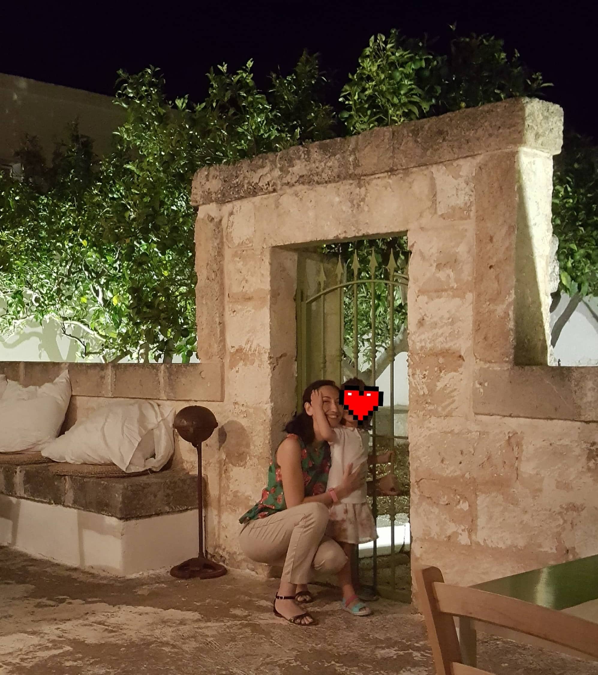 Famiglia felice in visita alla masseria