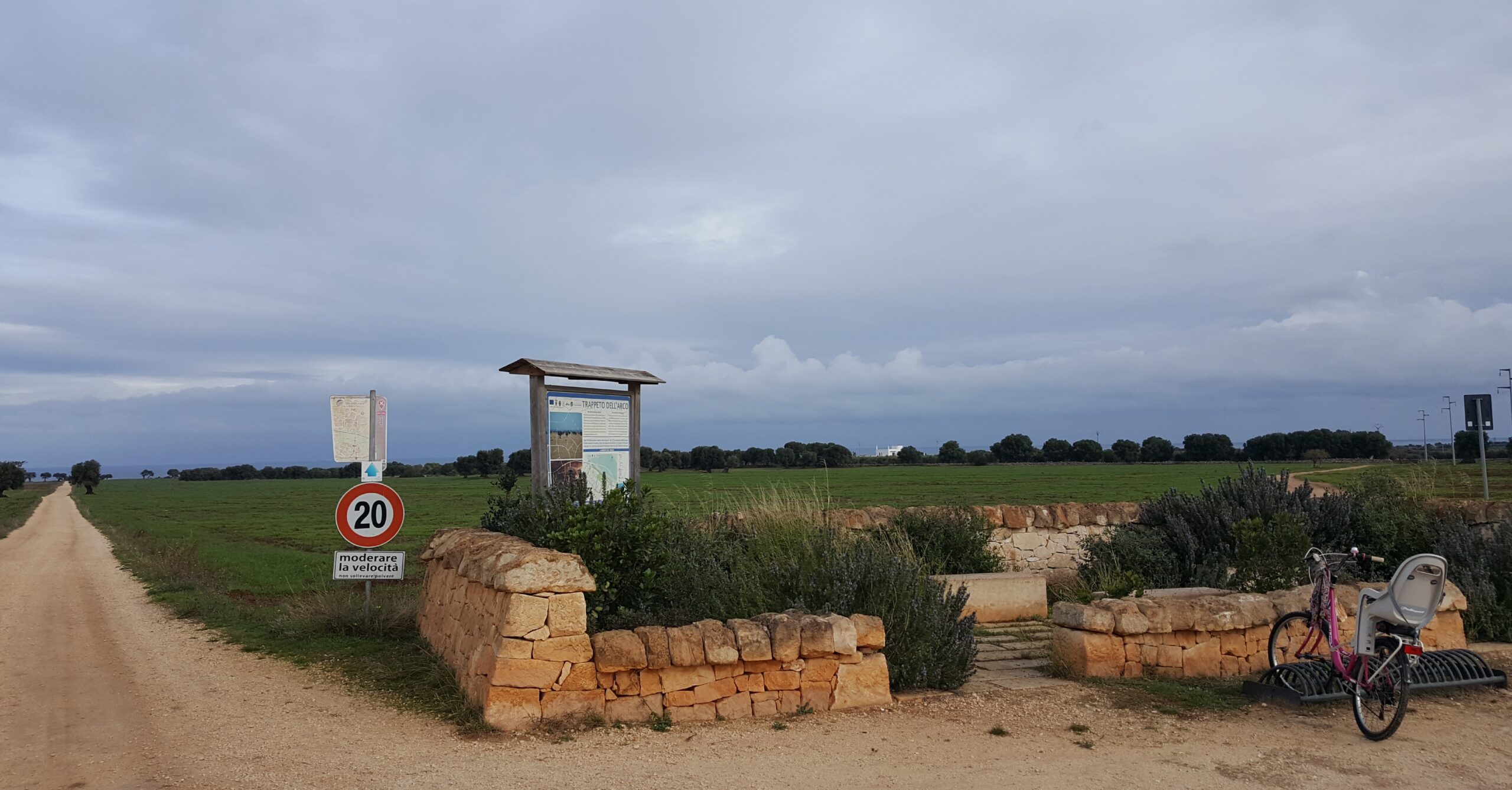 Mare, storia e natura nelle piste ciclabili vicino Ostuni