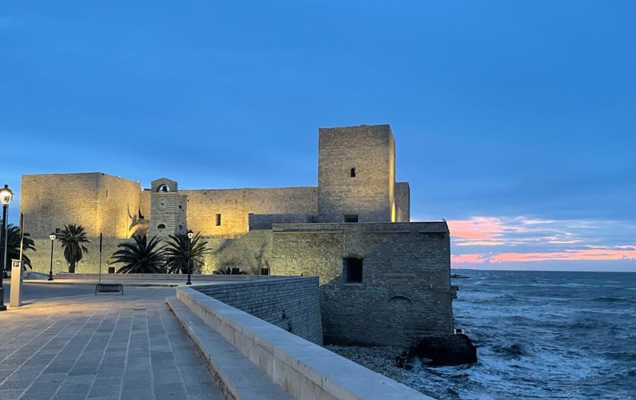 Il bellissimo castello di Trani sul mare