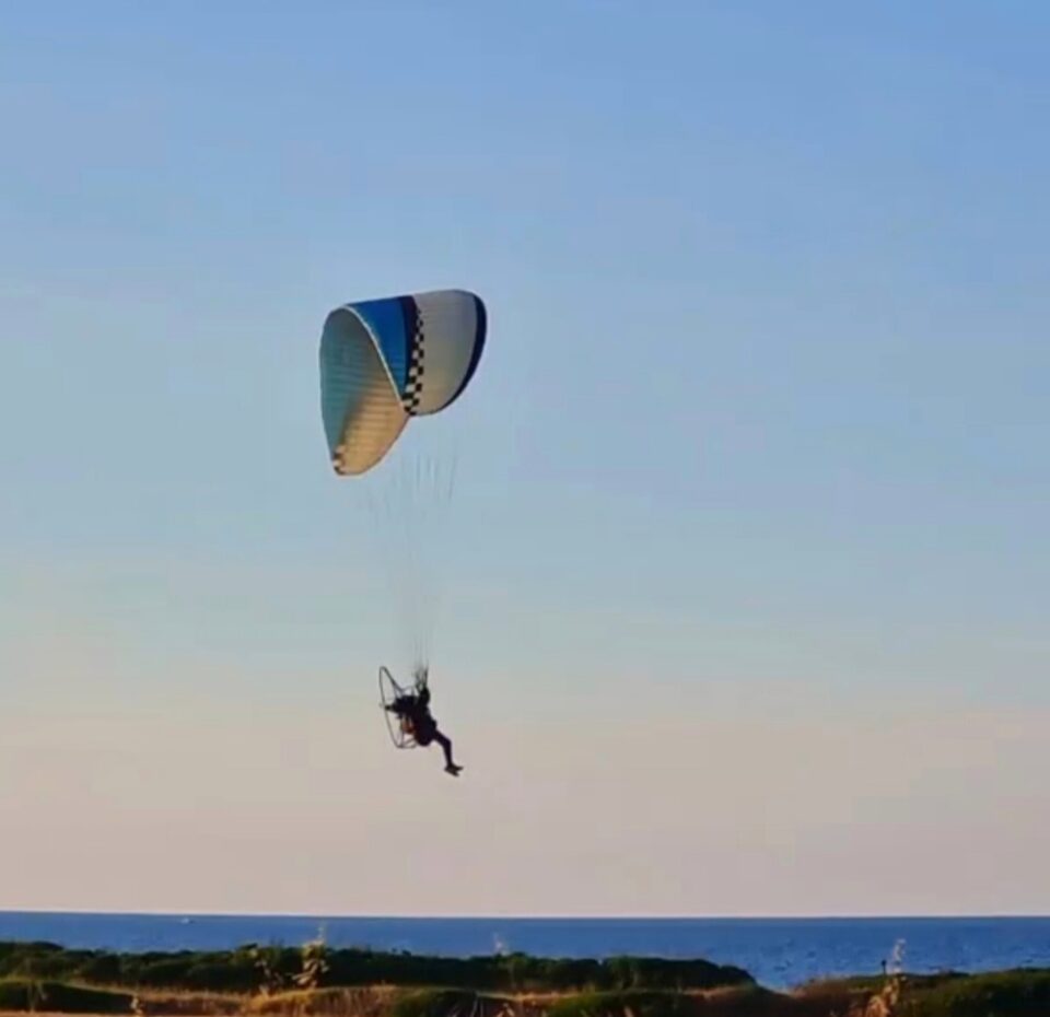 Parapendio lungo la costa di Savelletri