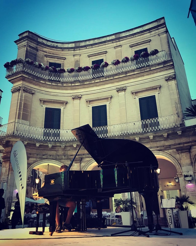 La bellissima Piazza Maria Immacolata fa da sfondo a una performance musicale del Festival PianoLab