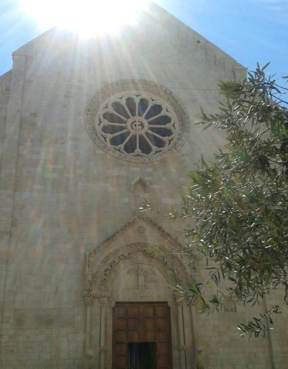 La facciata della Cattedrale di Conversano, baciata dal sole
