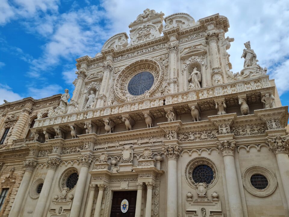 Un trionfo di decorazioni sulla facciata della Basilica barocca di Santa Croce a Lecce.