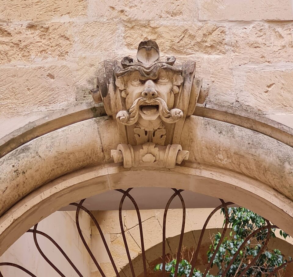Uno dei mascheroni di Lecce, da cercare coi bambini per le stradine del centro storico.