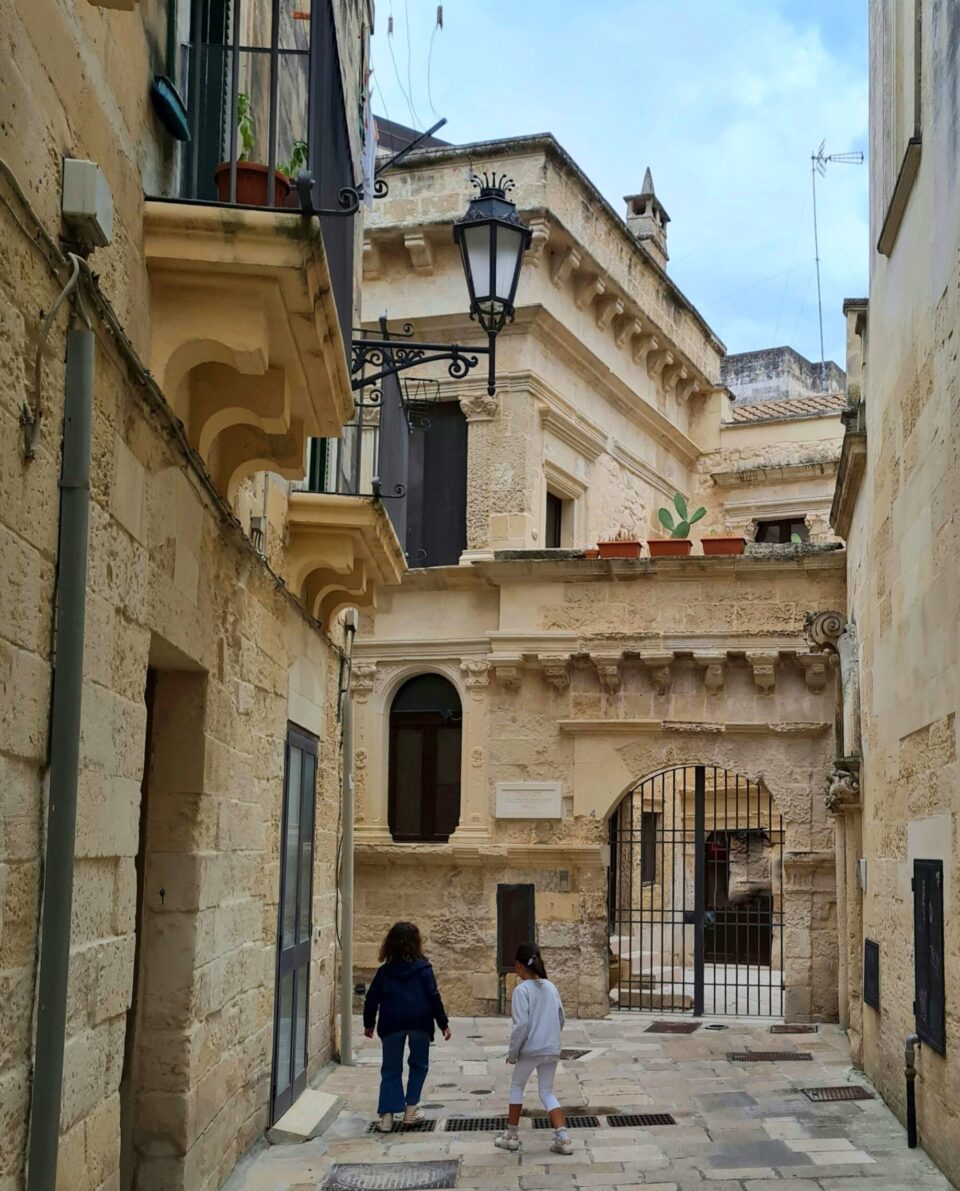 Un angolo caratteristico del centro pedonale di Lecce, in cui i bimbi possono girare in sicurezza.