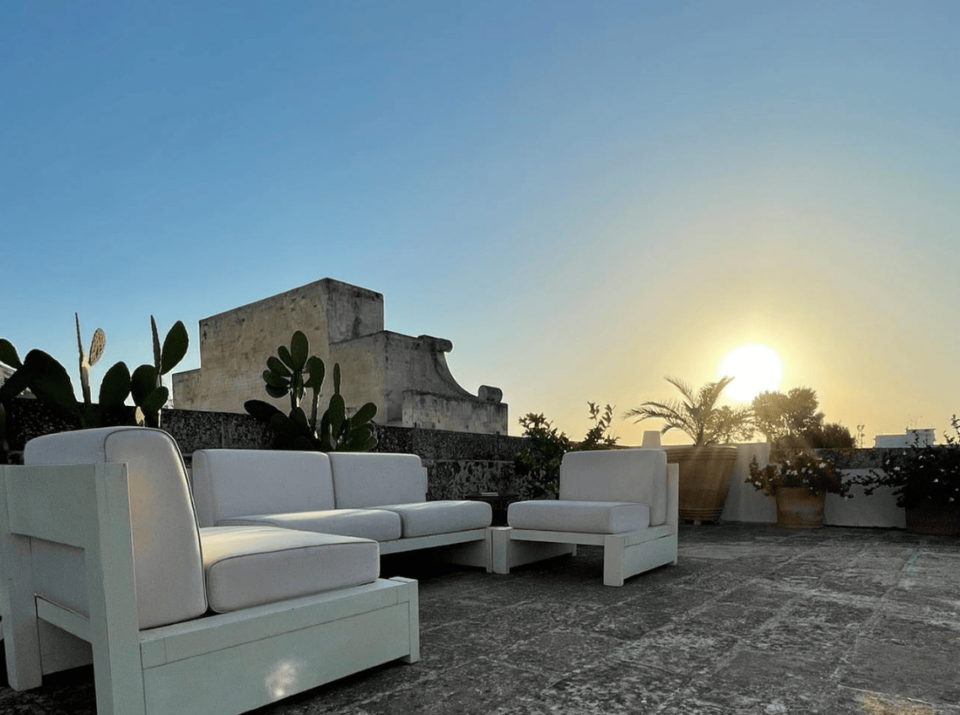 Il sole tramonta sulla terrazza di Lu Leccio Holiday Home nel centro storico di Lecce. (Credit: Lu Leccio)