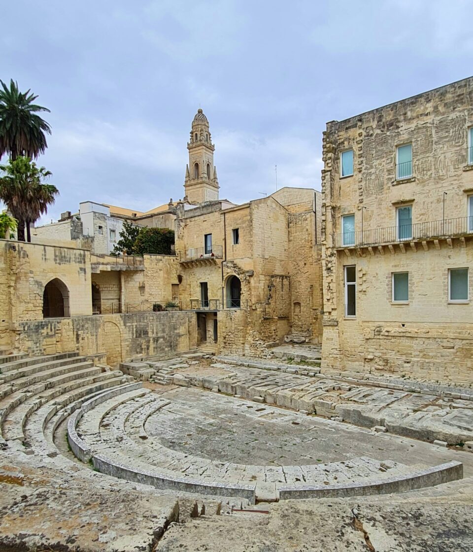 Uno scorcio della città di Lecce di sicuro fascino: il Teatro romano con il campanile della Cattedrale.