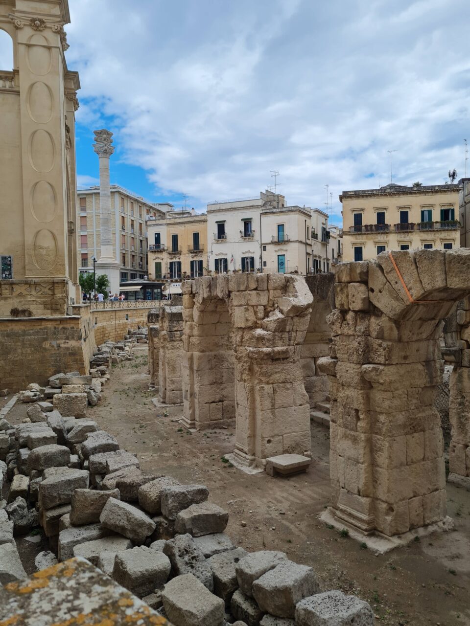 Piazza Sant'Oronzo è il cuore pulsante della città di Lecce: qui si vedono l'Anfiteatro romano, il Sedile e l'Obelisco.