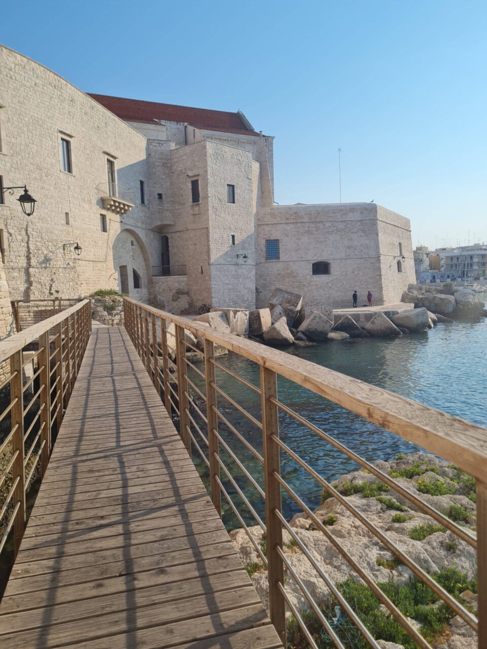 La passerella sospesa sul mare di Giovinazzo delizierà i vostri bambini La passerella sospesa sul mare di Giovinazzo delizierà i vostri bambini