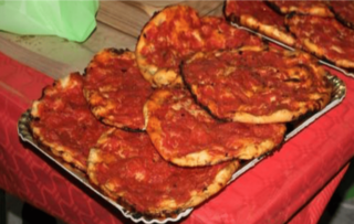 La gustosissima pizzella, una specie di focaccia sottile ricoperta di passata di pomodoro, tipica di Giovinazzo. (Credit: Proloco Giovinazzo)