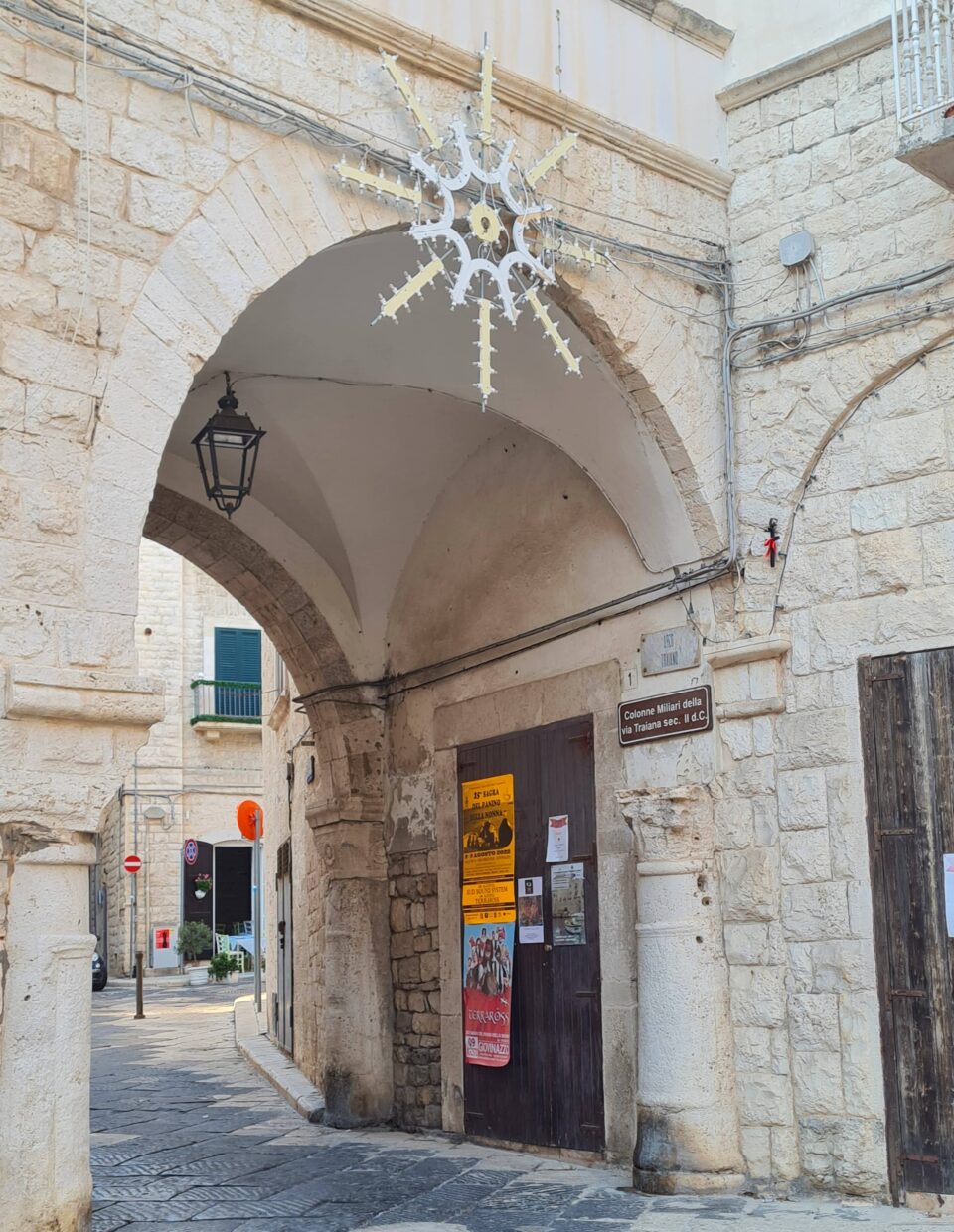 L'arco sorretto dalle colonne miliari della via Traiana costituisce uno degli ingressi al centro storico di Giovinazzo