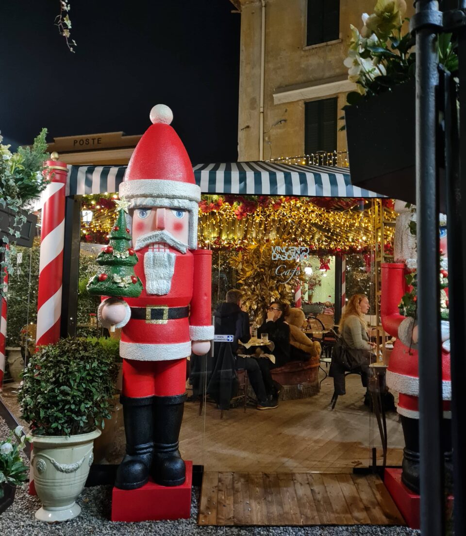Allestimenti all'insegna della magia del Natale nel Café aperto da Vincenzo Dascanio a Cernobbio