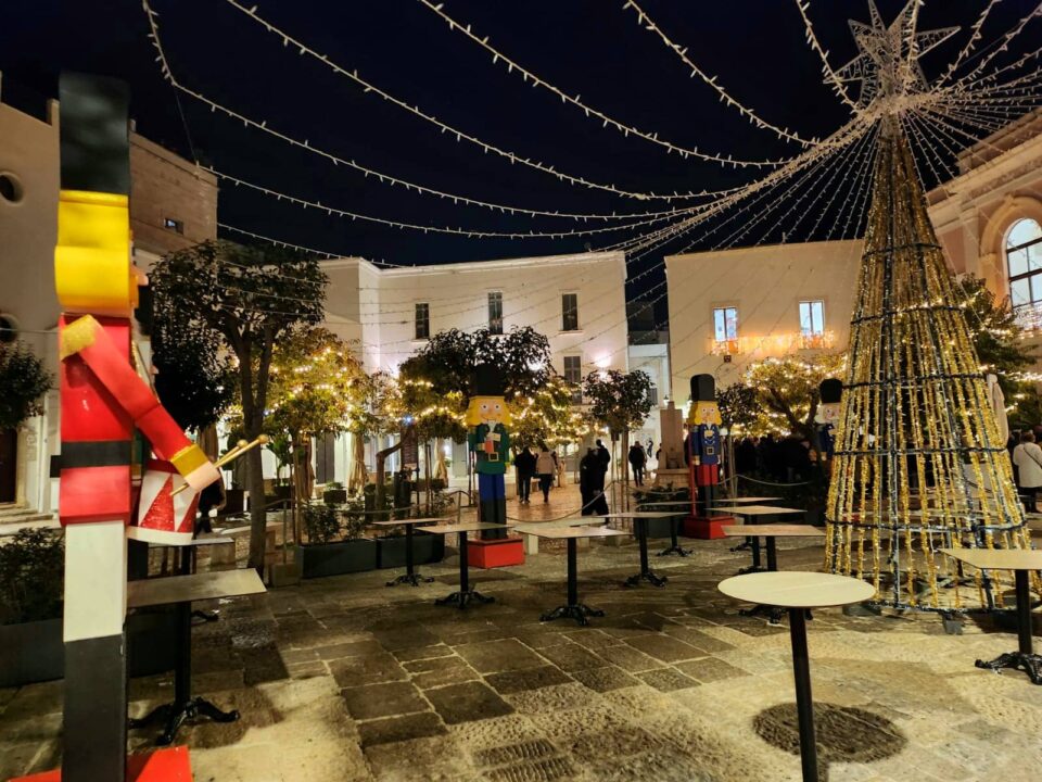 L'allegria di Piazza Garibaldi, una delle principali di Monopoli, a Natale contagerà adulti e bambini
