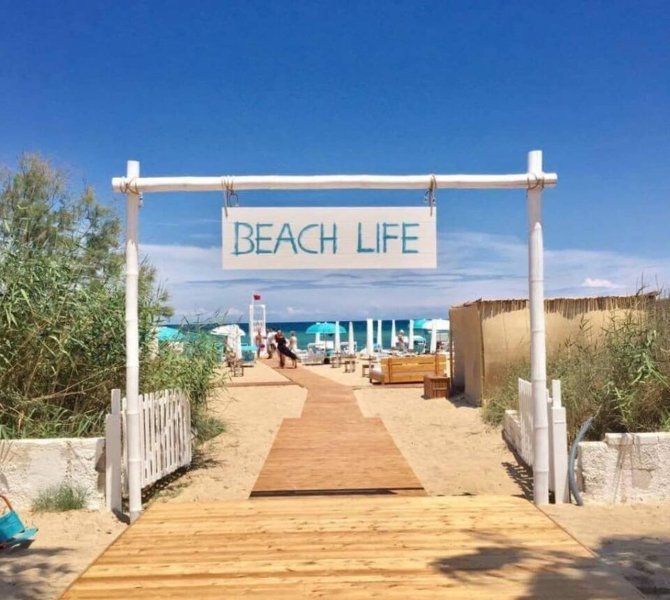 L'ingresso alla spiaggia di Capitolo de Le Palme Beach Club fa già sentire in vacanza