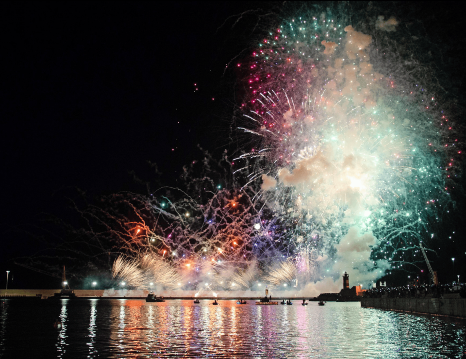 Una spettacolare immagine dei fuochi d'artificio lanciati in aria mentre la barca che conduce l'icona della Madonna della Madia procede per mare