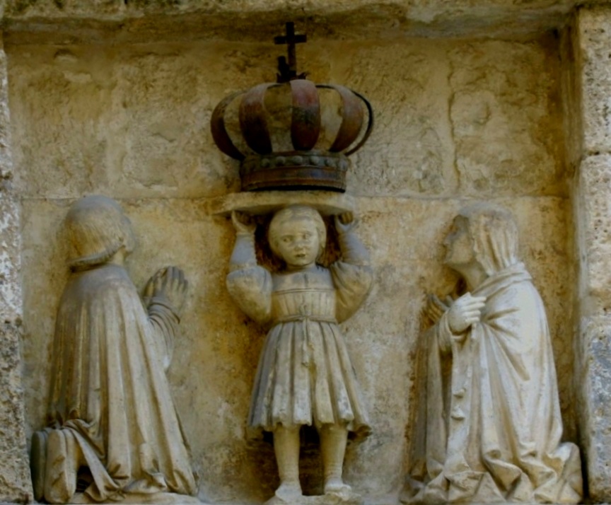 Scultura all'ingresso della Chiesa rupestre della Madonna del Soccorso a Monopoli