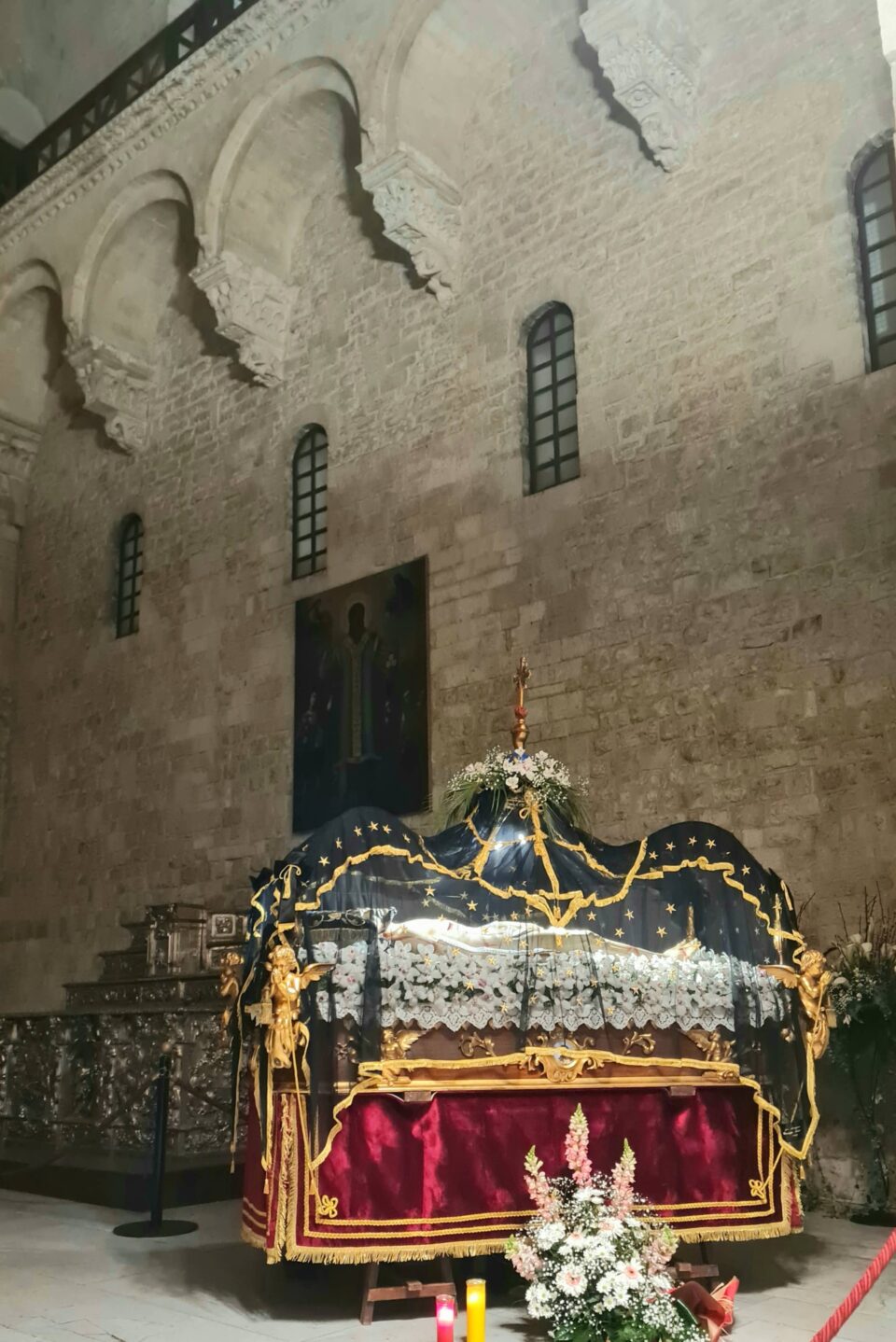 Statua del Cristo Morto presso la Basilica di San Nicola di Bari, in attesa della processione del Venerdì Santo