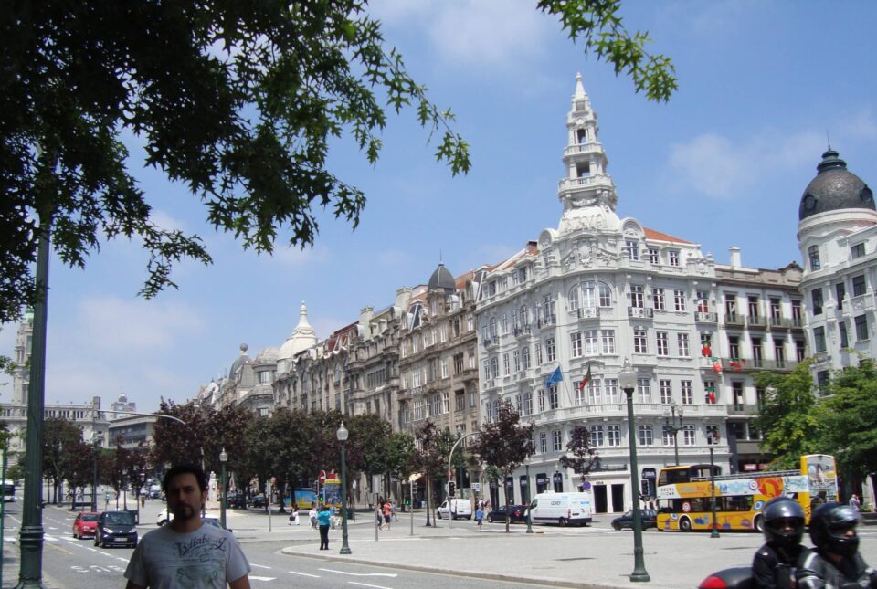 La bella piazza antistante l'Hotel Intecontinental di Oporto