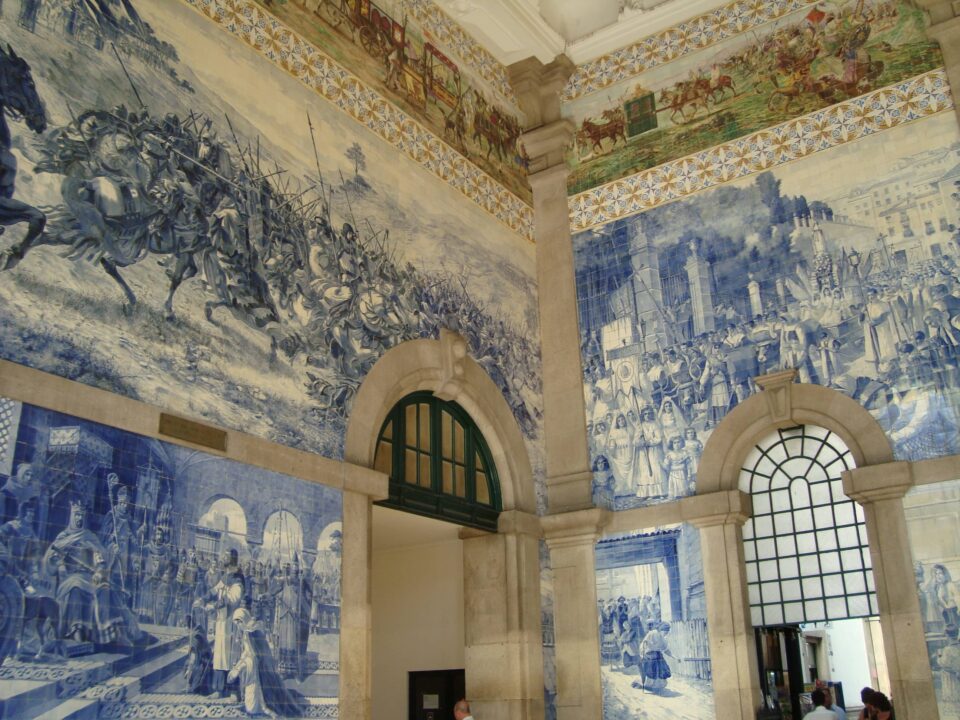 Gli azulejos della stazione di Sao Bento raccontano la storia del Portogallo
