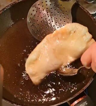 Un panzerotto mentre viene fritto in olio bollente: pura goduria!