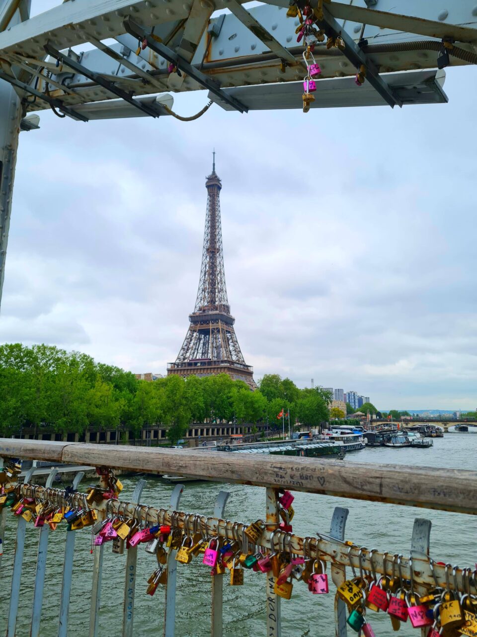 L'incantevole vista della Torre Eiffel dal la passerella Debilly