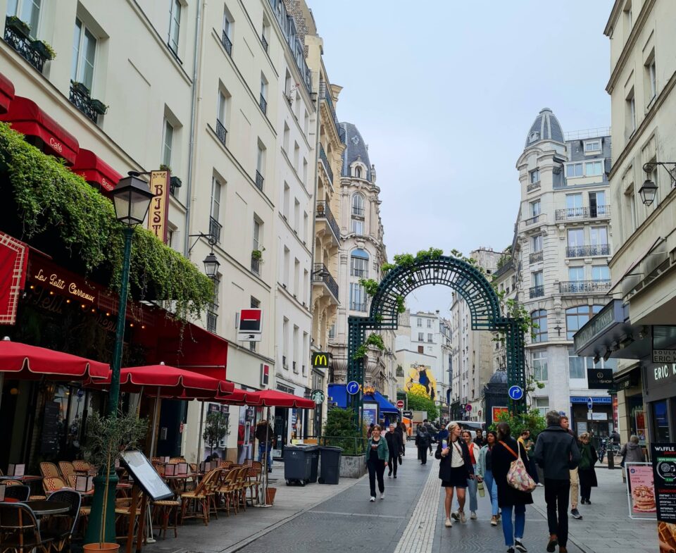 Rue Montorgueil è un angolo autentico di Parigi, ricco di storia