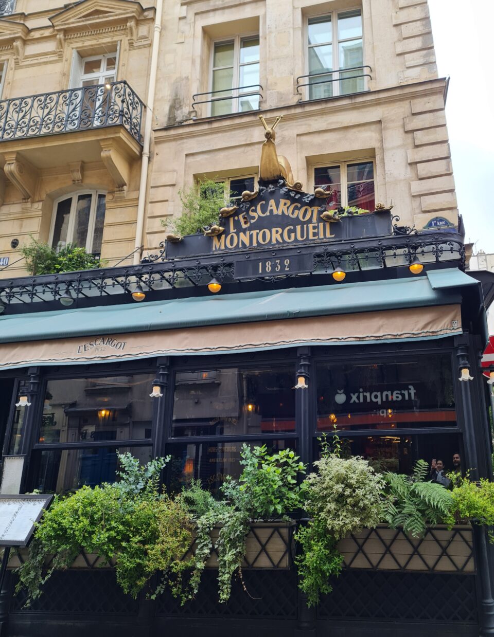 Lo storico ristorante Escargot in Rue Montorgueil a Parigi: l'insegna piacerà molto ai bambini