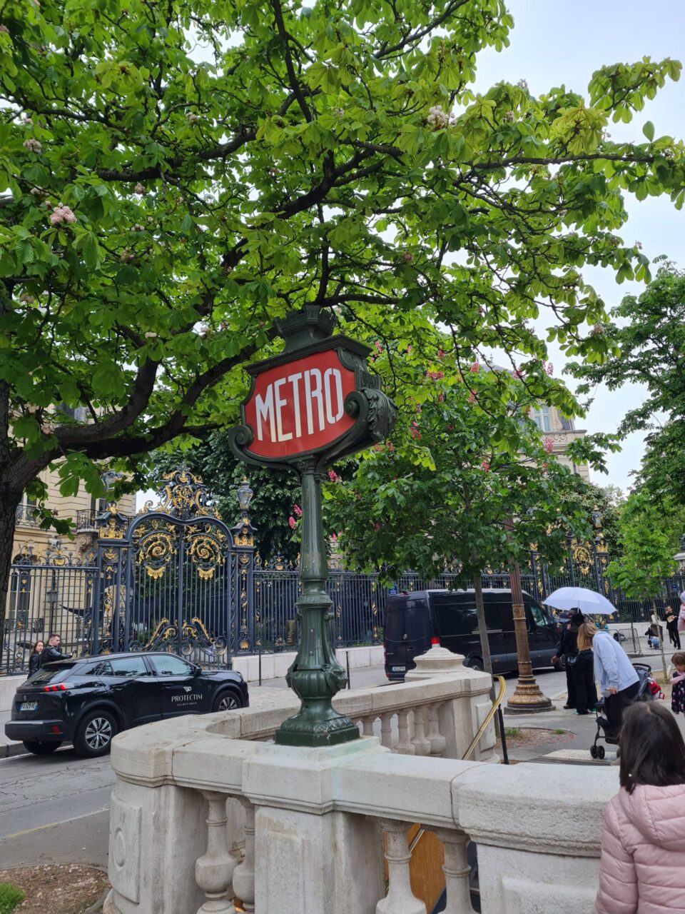 A Parigi tutto è fascino, anche le insegne art nouveau che indicano l'ingresso della metropolitana 