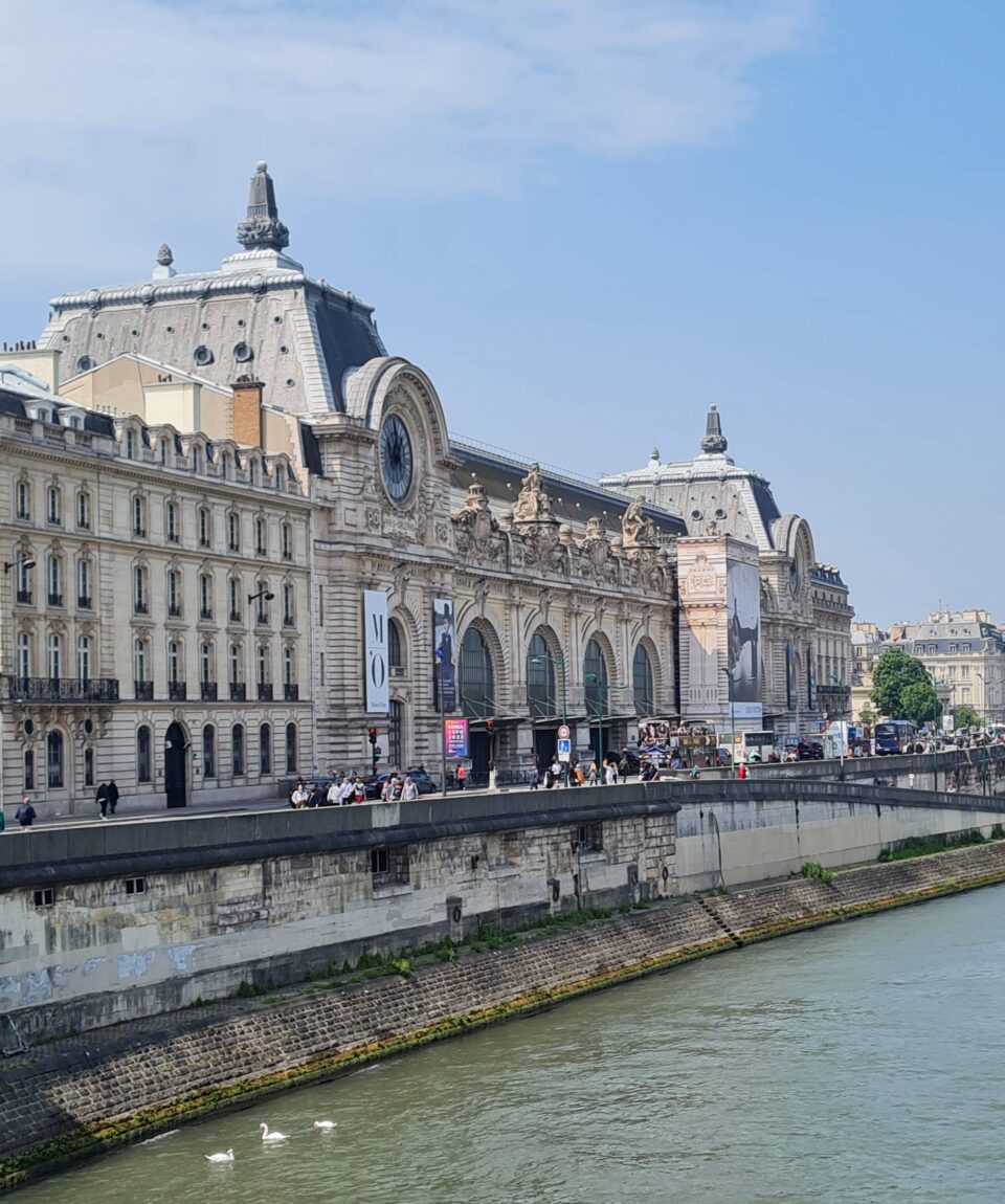 Si affaccia sulla Senna il magnifico edificio del Musee d'Orsay di Parigi: ci sono anche i cigni, per la gioia dei bambini!