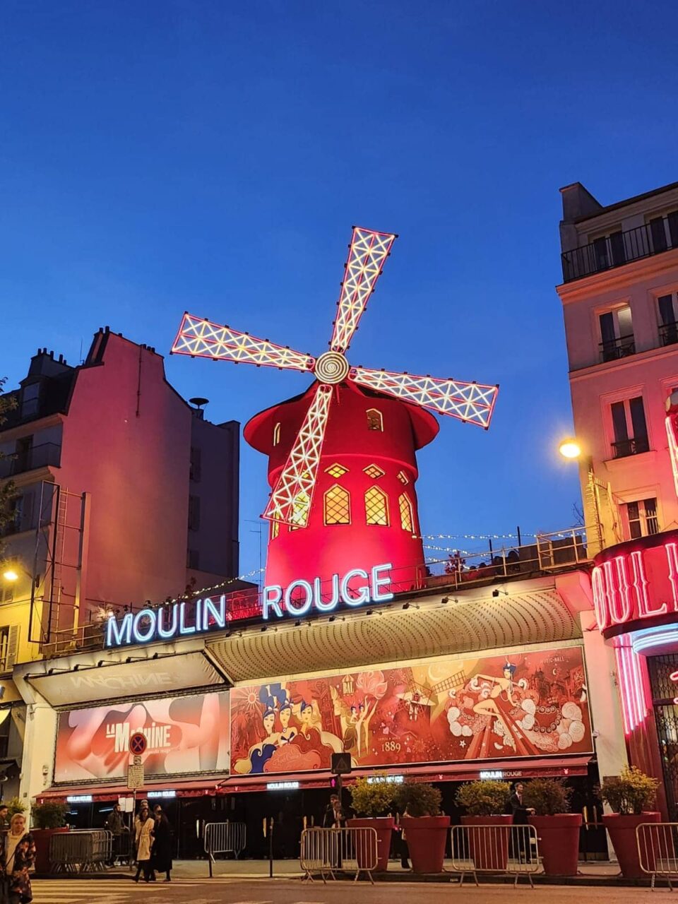 Il mulino rosso del cabaret più famoso di Parigi vi riporterà alla mente l'omonimo emozionante film musicale con Nicole Kidman.