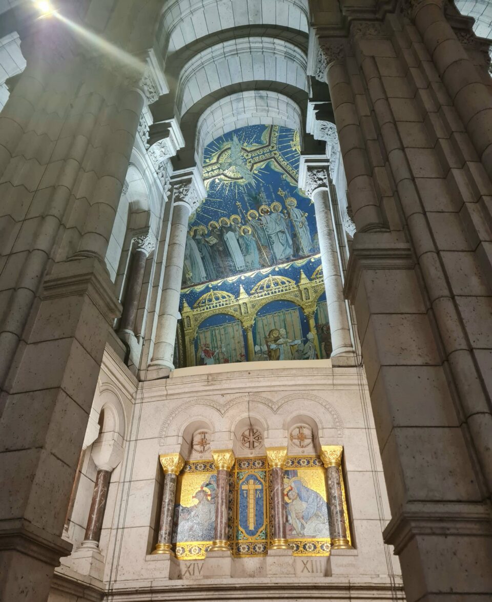 La cupola con i mosaici blu e oro dela Chiesa del Sacro Cuore di Parigi