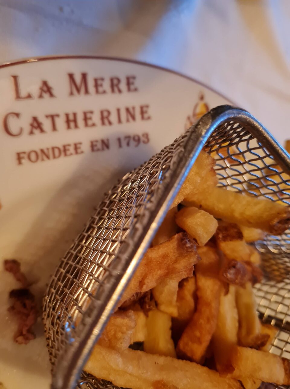 Non mancano mai le patatine fritte nei menù bambini dei ristoranti di Parigi