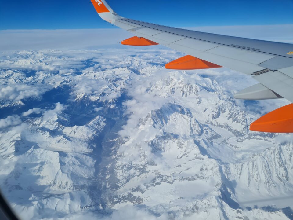 Ai bambini piacerà vedere le Alpi dal finestrino dell'aereo, mentre volano a Parigi