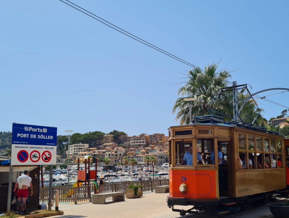 Un tram storico porta dalla deliziosa cittadina di Soller al suo animato porticciolo, uno dei luoghi pià caratteristici di Maiorca
