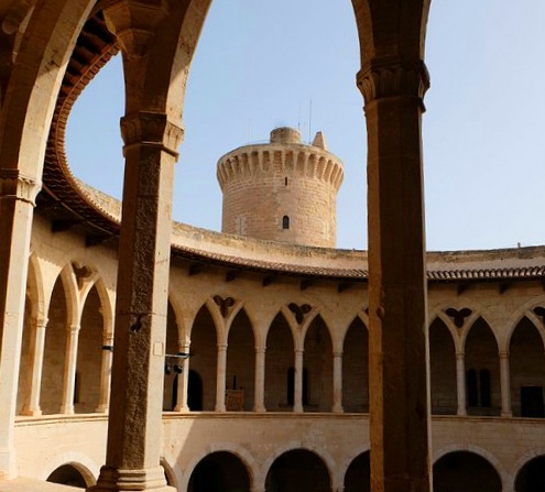 Il castello del Bellver di Palma do Maiorca stupisce per la sua forma circolare e la sua posizione scenografica