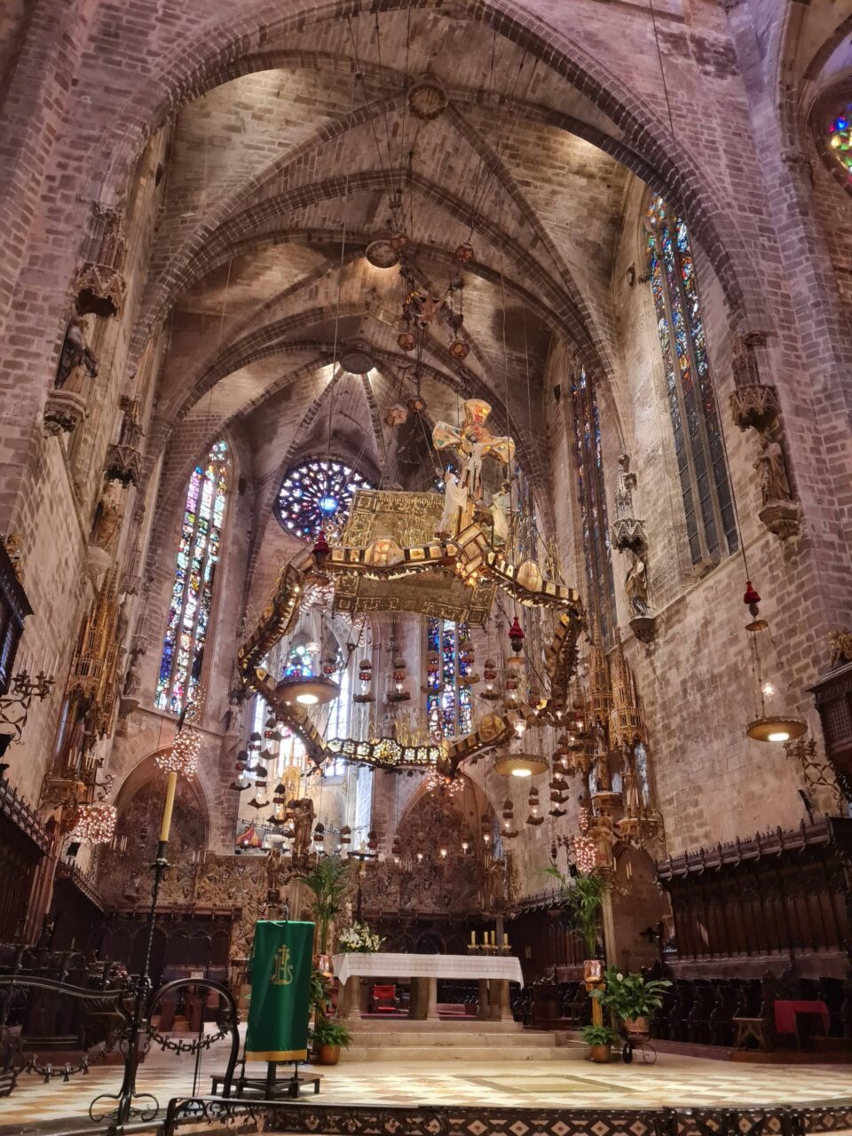 Il caleidoscopico baldacchino che sovrasta l'altare della Cattedrale di Palma di Maiorca, voluto da Gaudì
