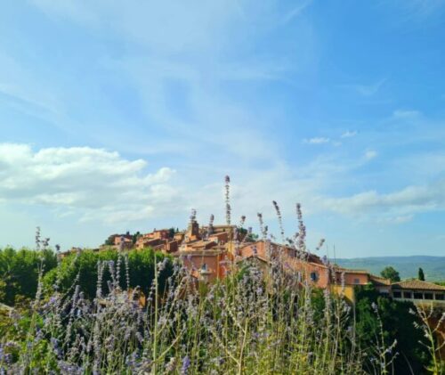 Le pareti delle case nel borgo di Roussillon hanno lo stesso colore della vicina e affascinante cava di ocra.